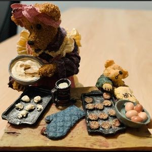 Boyds Figurine Cookie Bakesalot with Lil’ Helper